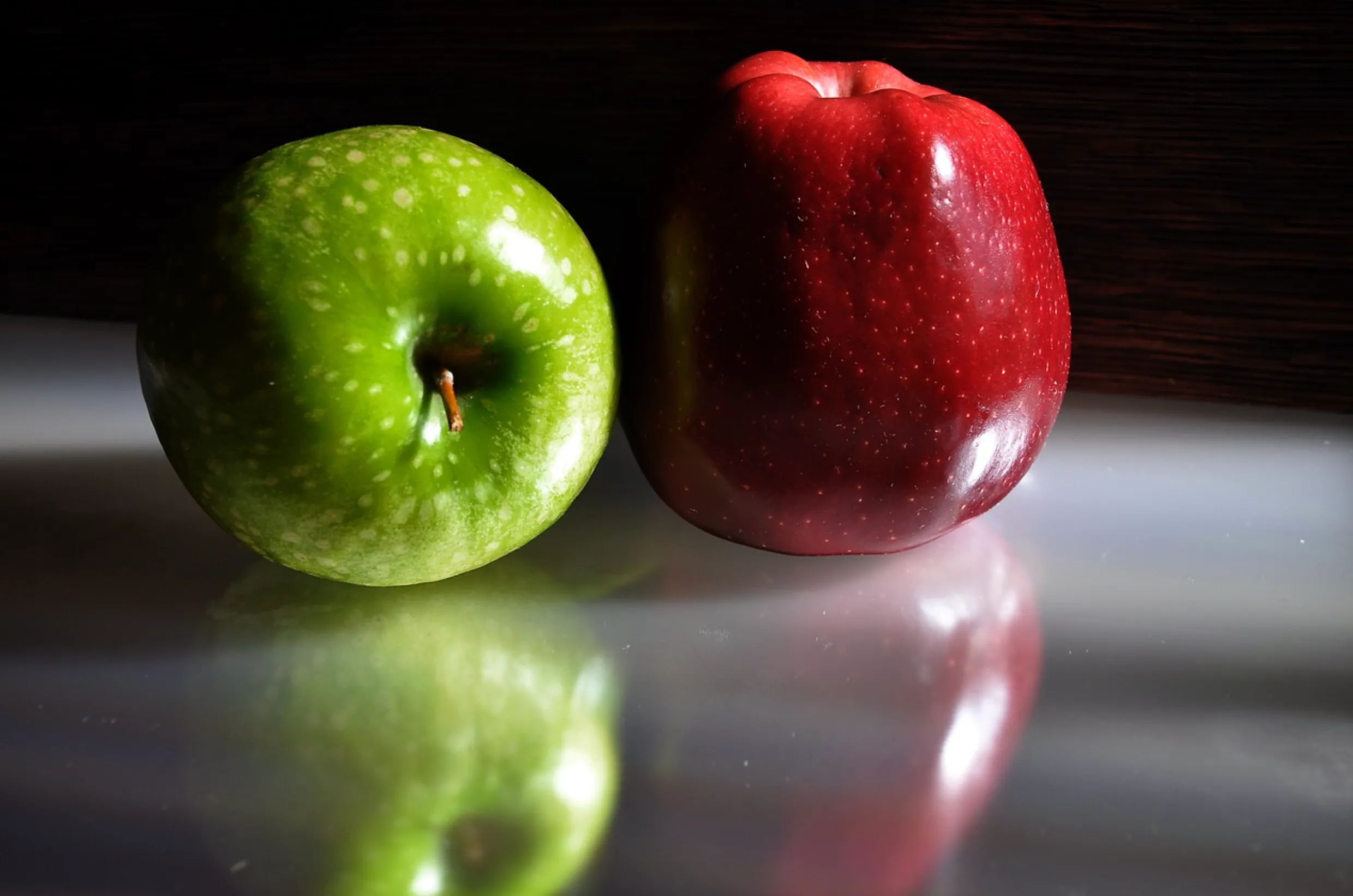Green and red apples side by side, illustrating the danger of comparing yourself to others
